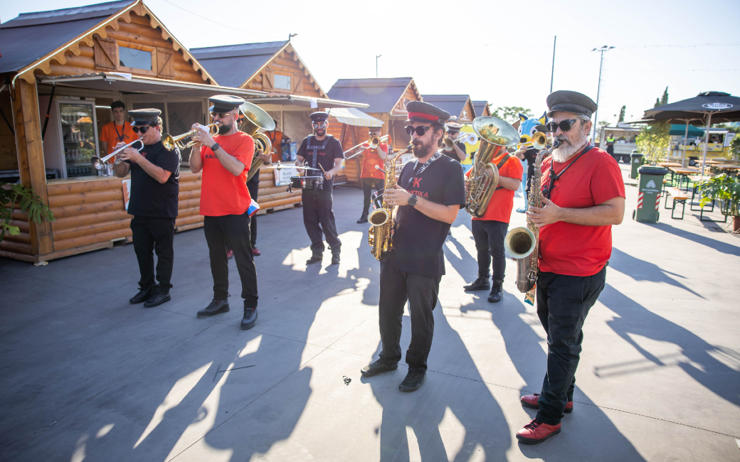 Banda de sopros a animar o Amadora Beer Fest 2026