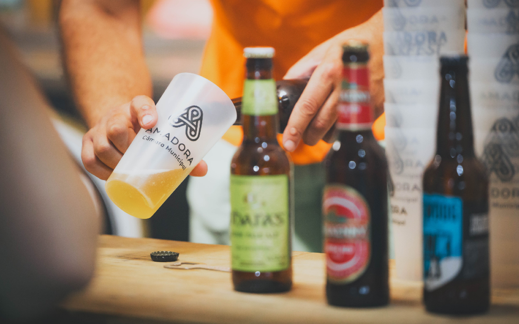 Copo reutilizável Amadora com cerveja a ser servida