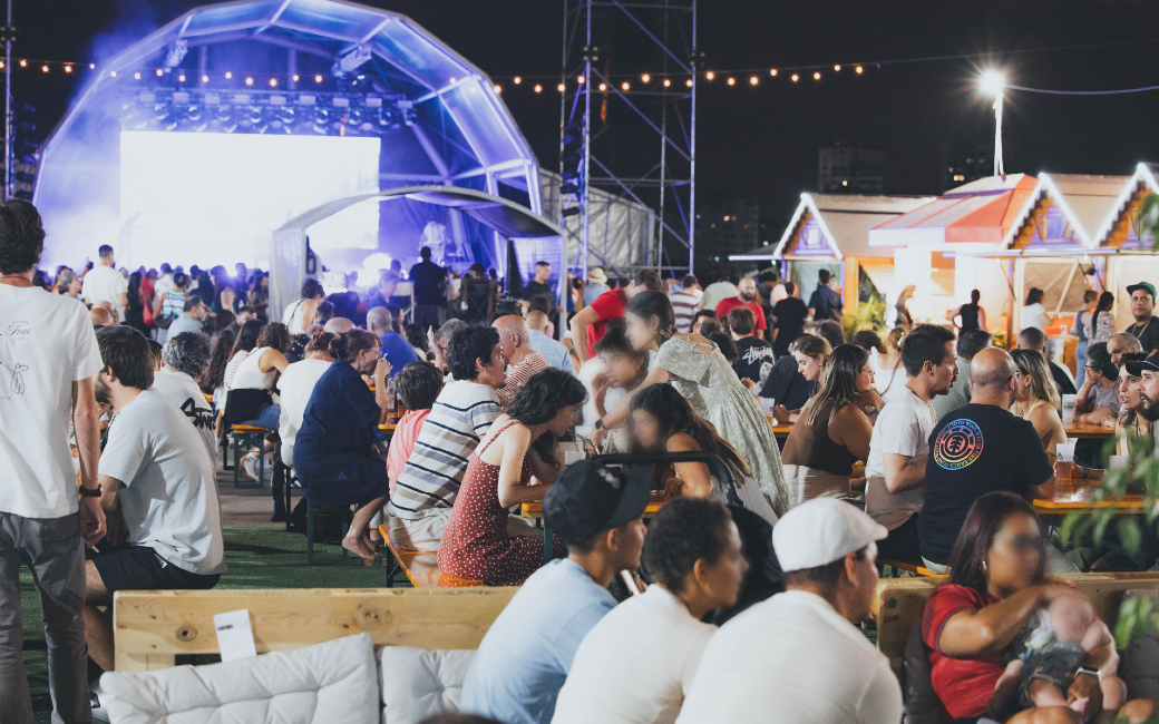 Palco principal do Amadora Beer Fest 2026 à noite
