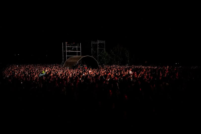 Palco à noite com público nas Festas de Chaves