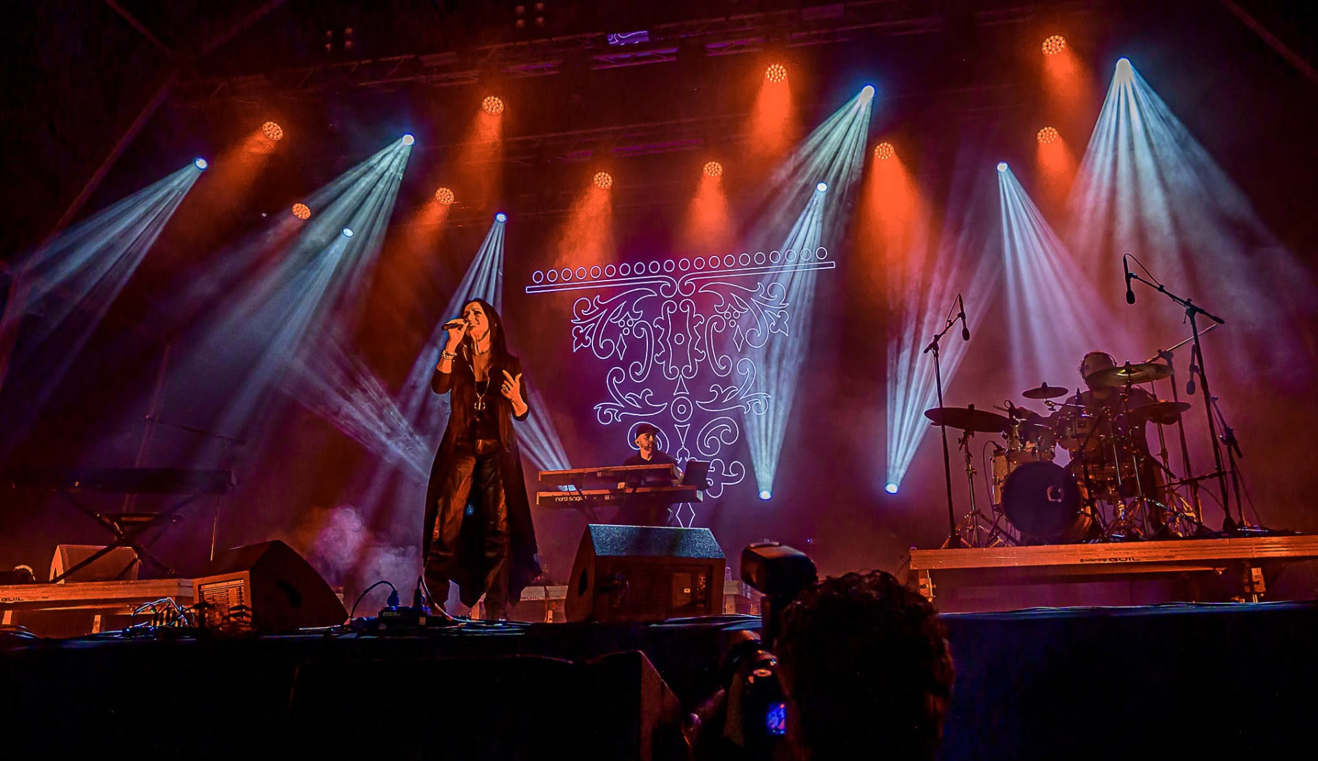 Concerto ao vivo com iluminação cinematográfica no Viana Bate Forte 2025