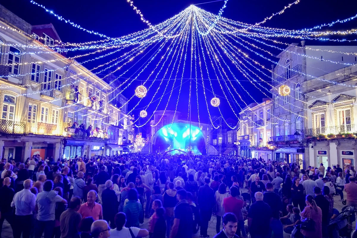 Iluminação da cidade durante o festival